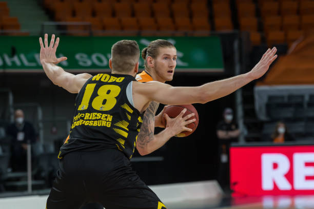 的长传快攻 的长传快攻